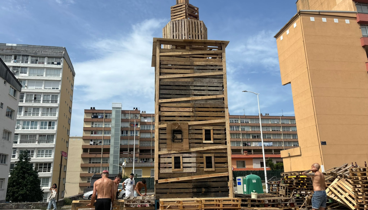 Más de 800 palés forman la réplica de la Torre de Hércules en el Barrio de las Flores