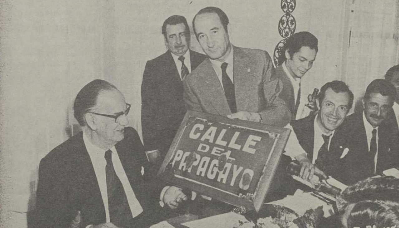 El alcalde Liaño Flores hace entrega a Cela el 25 de junio de 1976 de la placa del Papagayo