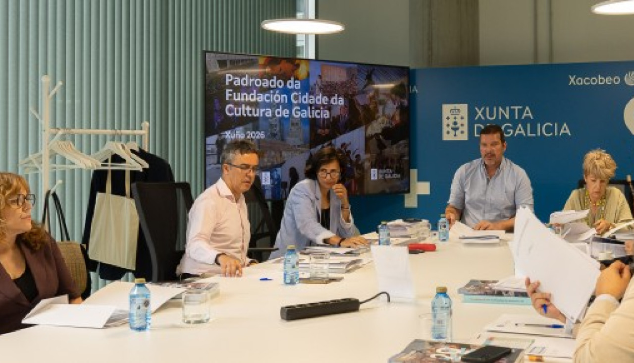 López Campos, cuarto pola esquerda, durante a reunión deste martes do Padroado da Cidade da Cultura de Galicia
