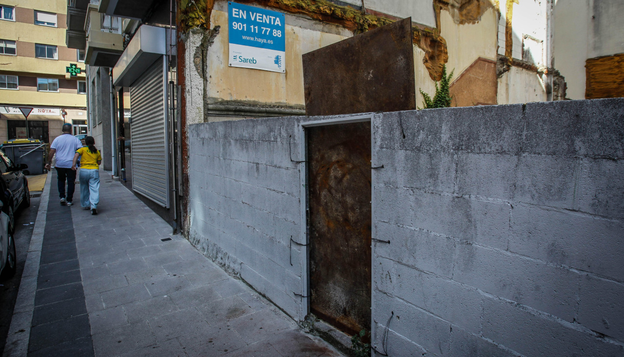 Plancha metálica en el cierre del número 23 de la calle Santander