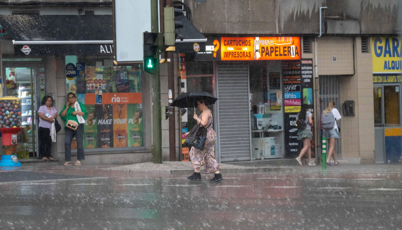 Los coruñeses tuvieron que buscar refugio en la tarde de San Juan al ser sorprendidos por una intensa granizada