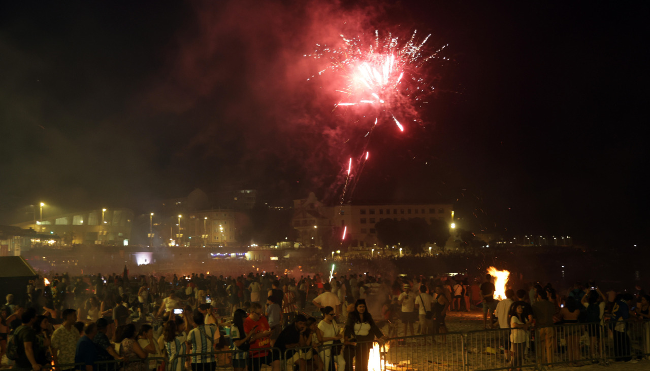 Cientos de miles de personas se concentraron en los arenales coruñeses para celebrar el San Juan