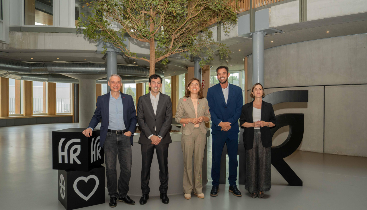 Visita de Ángeles Vázquez (en el centro) a la fábrica de Estrella Galicia