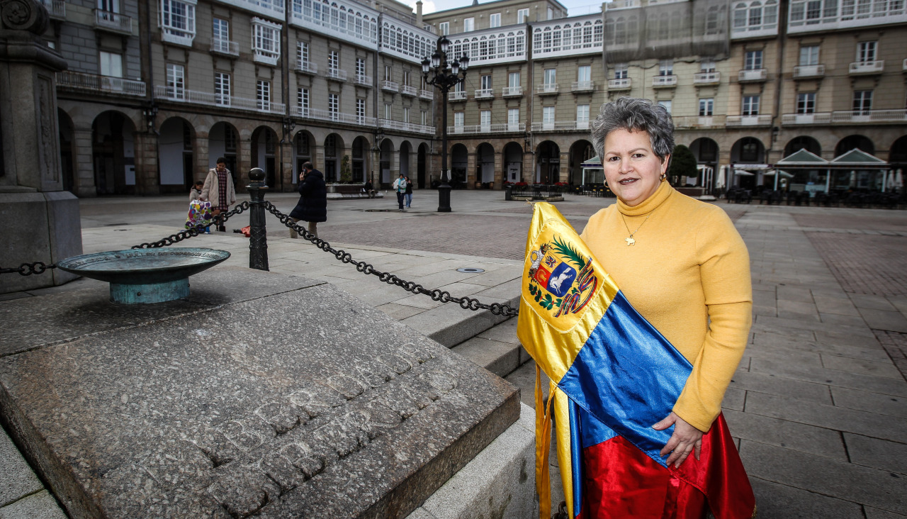 Migdalia Martínez, presidenta de Hevega, posa para El Ideal Gallego en la plaza de María Pita