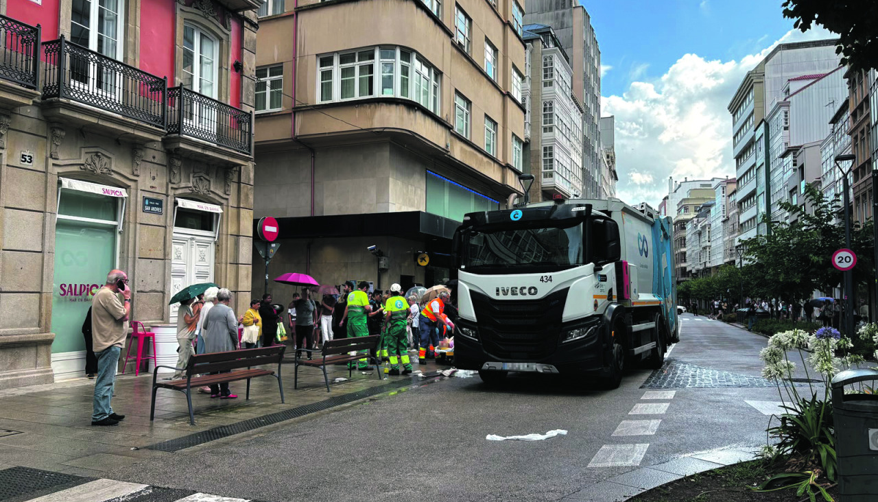 Un grupo de personas se congregó en el lugar del suceso