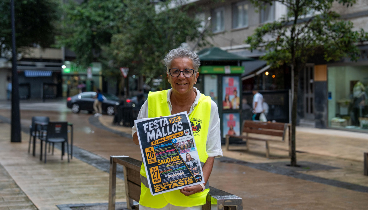 Pili Neira posa para El Ideal Gallego en la calle Ángel Senra