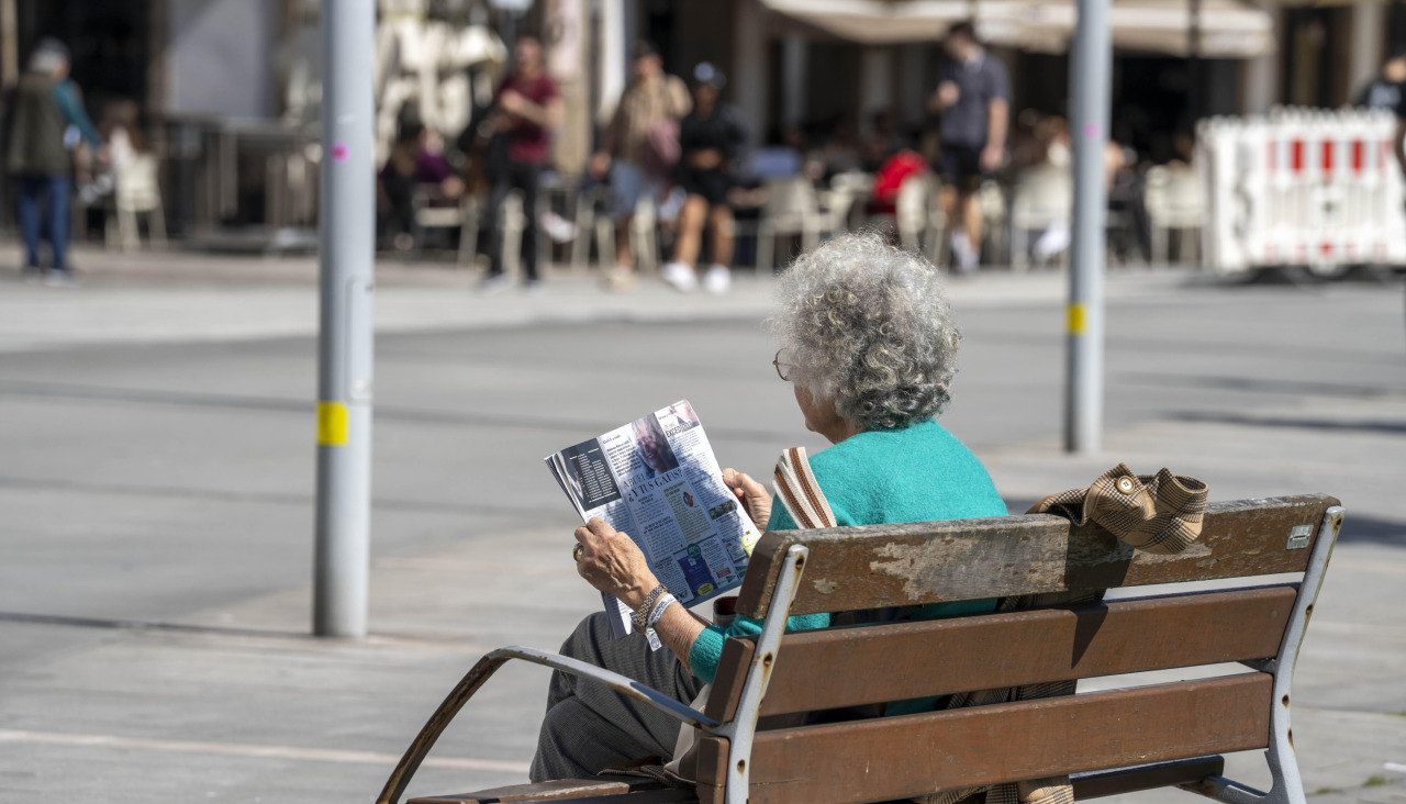 Una persona lee una revista en La Marina