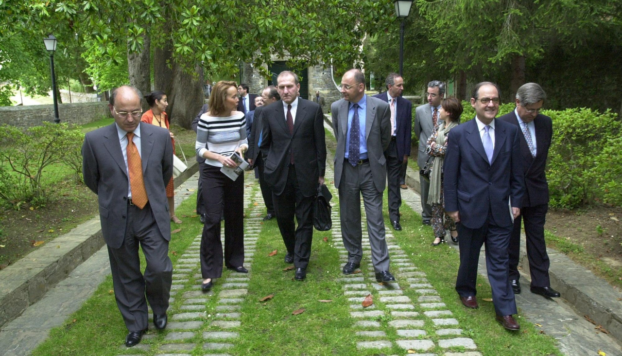 MZ *** Local Caption *** 27 JUNIO 2001 PORTADALA REFORMA DE LA JUSTICIA SERA EL ASUNTO DE LOS DEBATES DE LA ESCUELA DE VERANO DEL PODER JUDICIAL EN EL PAZO DE MARIANJURISTICAS Y POLITICOS PARTICIPARAN EN LA FOTO APARECEN SOUTO PRIETO EL MAGISTRADO FRANCES GUY CANIVET Y EL VOCAL DEL CONSEJO GENERAL DEL PODER JUDICIAL BENIGNO VARELA