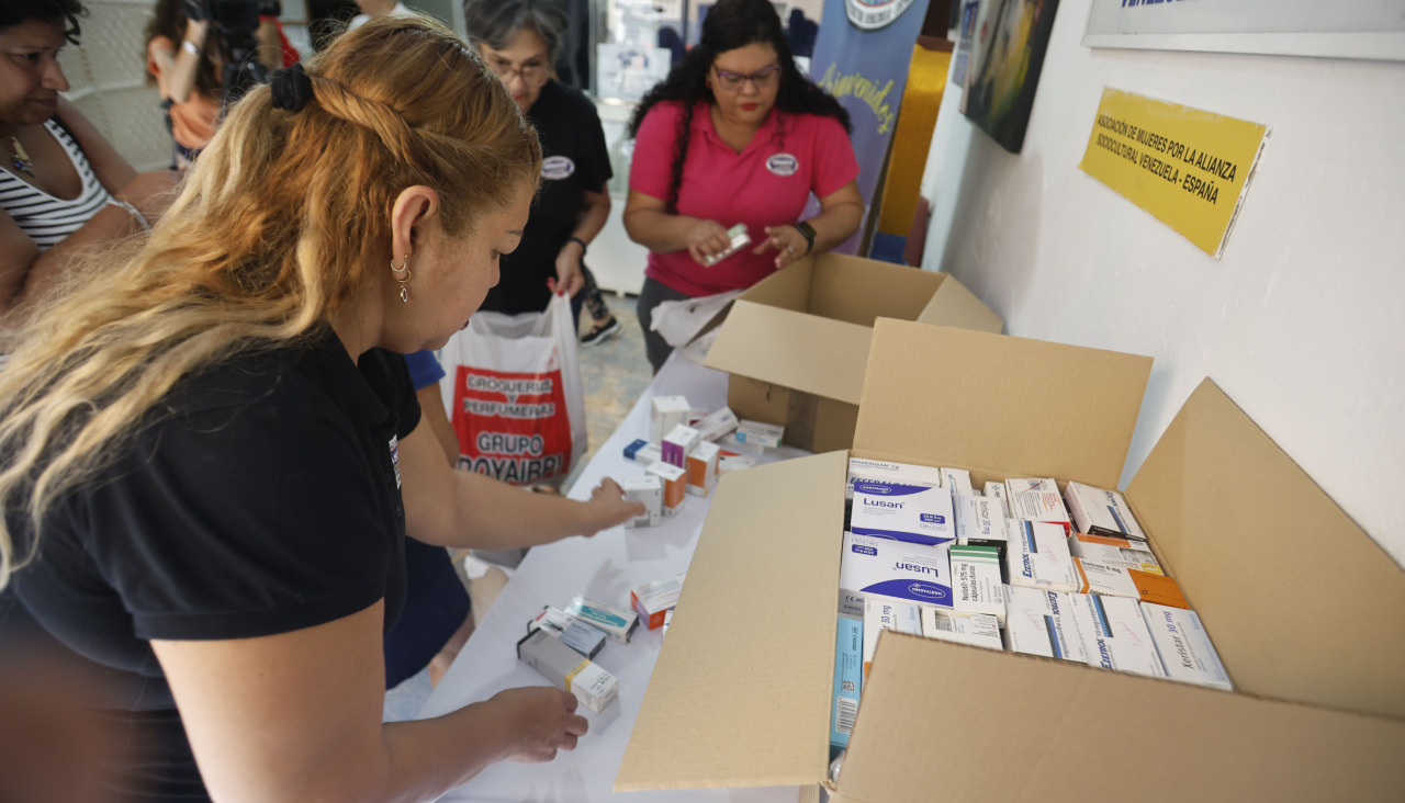 ALICANTE, 26/06/2026.- Recogida de medicamentos en AMASVE (Asociación de Mujeres por la Alianza Sociocultural Venezuela-España) para llevar a Venezuela tras el terremoto. EFE/Morell