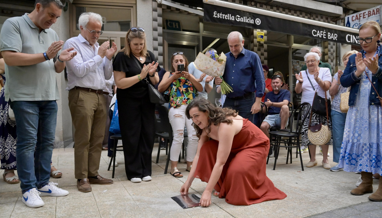 Lucía Veiga destapa su estrella en el Paseo de la Fama de Os Mallos
