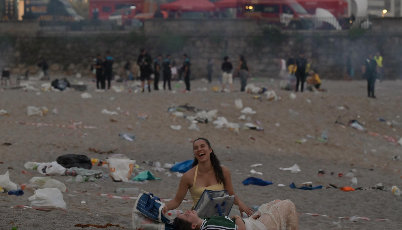 Aspecto de la playa del Orzán en la mañana de San JuanBasura y residuos en la playa después de San JuanEl día de San Juan generó la mitad de basura que el año pasado