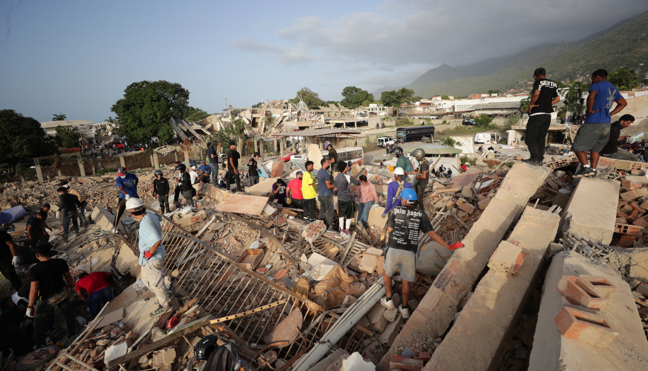 Personas realizan labores de búsqueda en una zona afectada por el terremoto de Venezuela