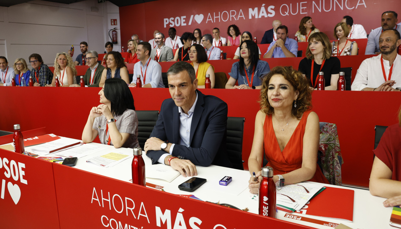El secretario general del PSOE, Pedro Sánchez  (c), y la vicesecretaria general, María Jesús Montero (d), durante la reunión del Comité Federal del Partido, este sábado