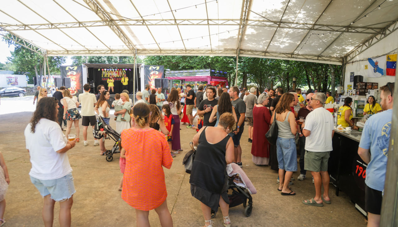 Una degustación de chorizos al vino abrió la edición 2026 de la celebración en la parroquia oleirense.