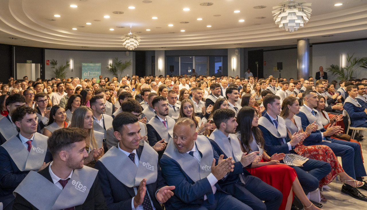 Varios alumnos en el acto de graduación del curso 2025-26 de ef business school en el Hotel Áttica 21