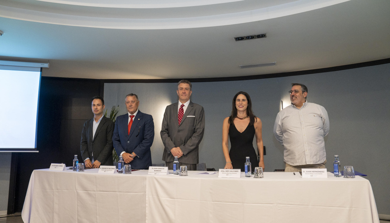 La mesa presidencial de la graduación del curso 2025-26 de ef business school