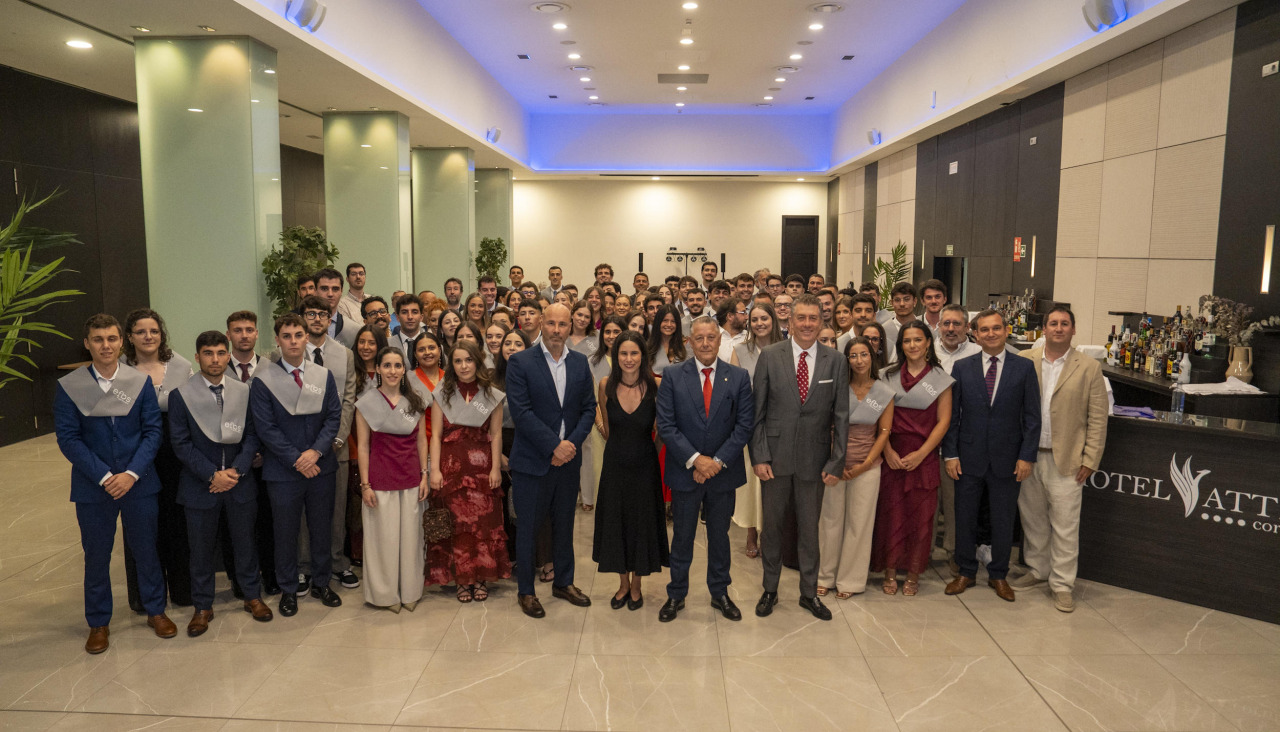 Foto de familia del acto de clausura del curso 2025-26 de ef business school en el Hotel Áttica 21