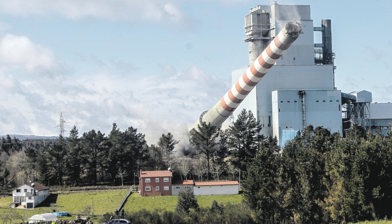 Voladura de una de las chimeneas de la central térmica de Meirama