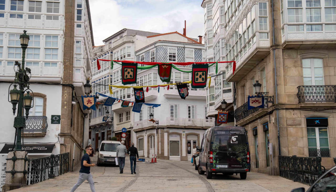 La ciudad ha empezado a engalanarse con telas y estandartes
