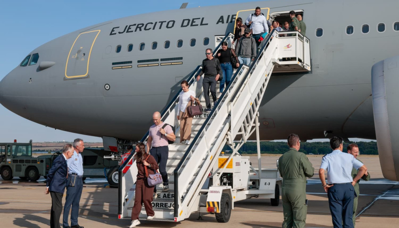 El avión A330 del Ejército del Aire que partió el pasado jueves a Venezuela para colaborar en la emergencia del terremoto que ha dejado por el momento más de 1.400 muertos ha regresado este domingo a España con 96 personas