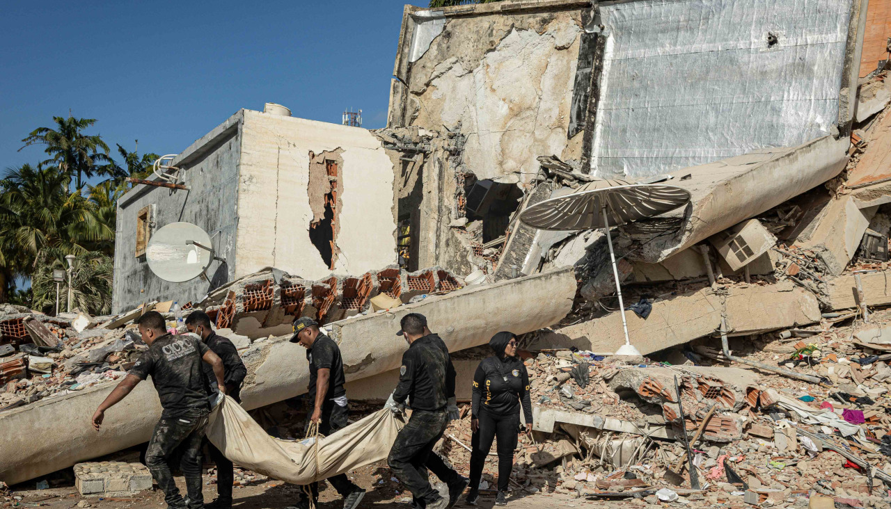 Rescatistas trasladan un cadáver hallado en La Guaira tras los terremotos de Venezuela