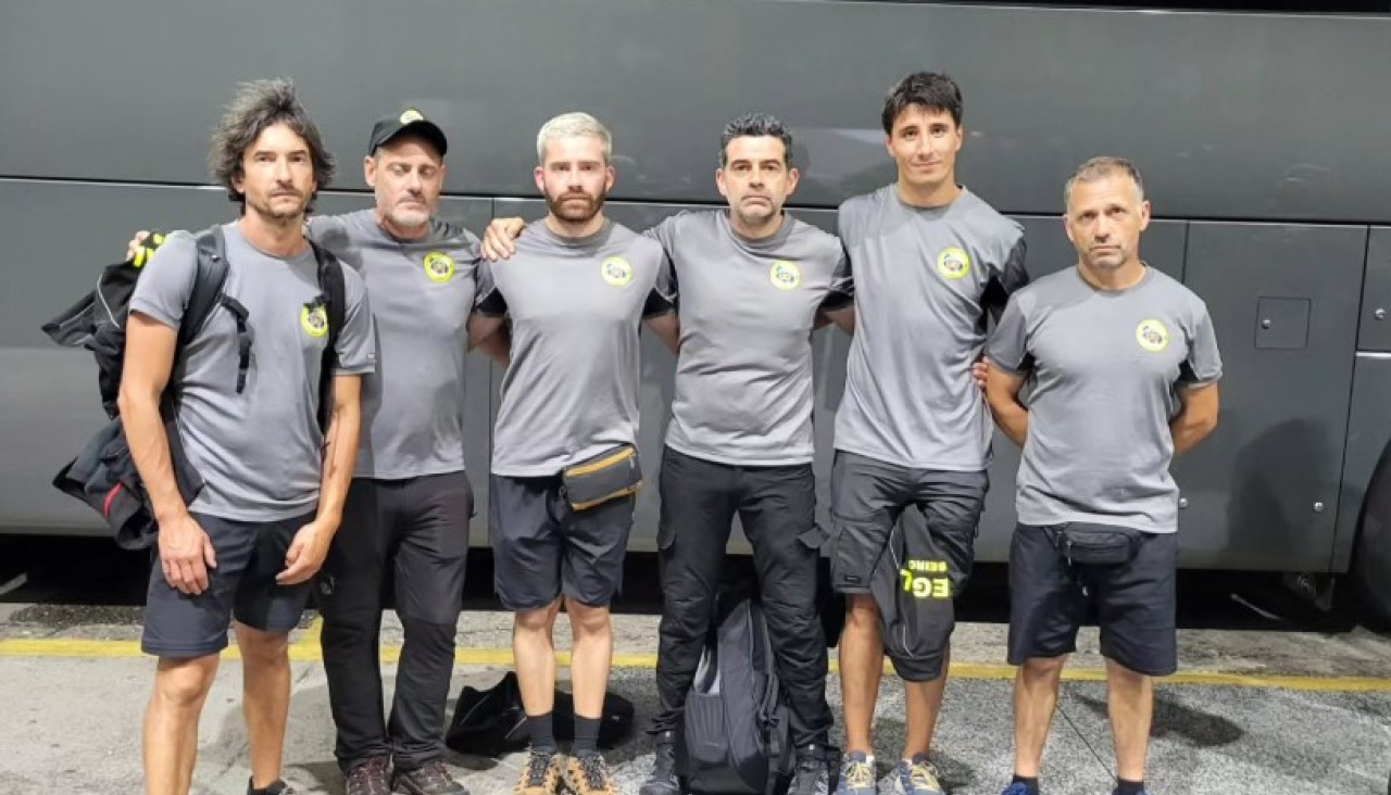 El equipo de bomberos de la ONG Briegal, con los dos procedentes de A Coruña, a su llegada a Venezuela