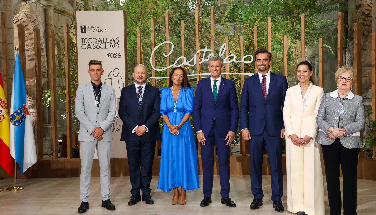 El titular de la Xunta, Alfonso Rueda (c) y el conselleiro de presidencia, Diego Calvo (3-i) posan con los galardonados con las Medallas Castelao 2026 otorgadas al músico Esteban Batallán (2-i), la científica Mar Capeáns Garrido (2-d) el atleta Adrián Ben (1-i), la propietaria de los restaurantes La Penela, María Barallobre (1-d) y la Fundación Andrea (3-i)