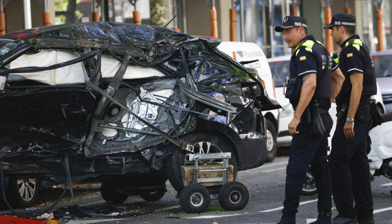Dos conductores han muerto este domingo en Barcelona a consecuencia del choque provocado por uno de ellos, que huía con su vehículo en contra dirección de una patrulla de los Mossos d'Esquadra