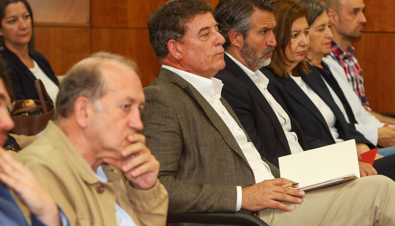El líder del PSdeG, José Ramón Gómez Besteiro (2i), clausura una jornada dedicada a la financiación y el autogobierno inteligente