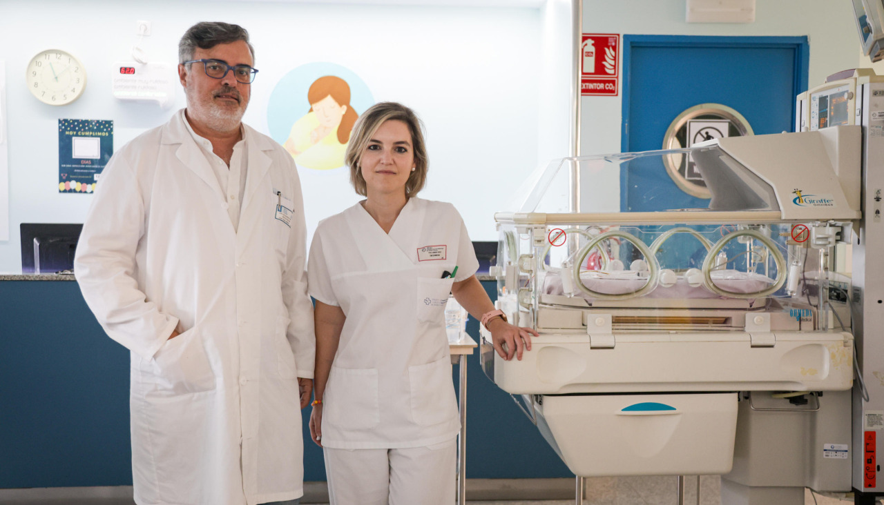 José Luis Fernández Trisac, jefe de Neonatologia del Materno, y Paula Urones, supervisora de puerperio