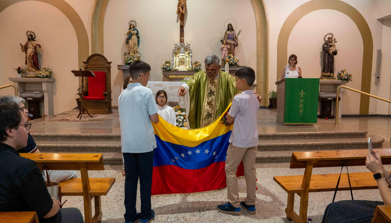 Momento de la misa en recuerdo a las víctimas de los terremotos en Venezuela