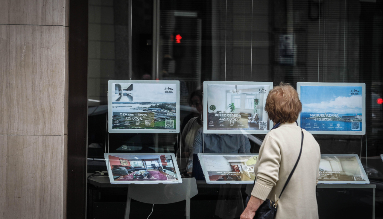 Una transeúnte observa pisos en oferta en una escaparate de A Coruña Más de un centenar de pisos en alquiler de temporada estarán vacíos en veranoEl precio de las viviendas disponibles solo durante la época estival alcanza cifras de hasta 3.000 euros al mes