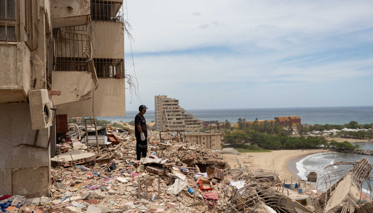 Un rescatista observa escombros en una zona afectada por los terremotos en Venezuela