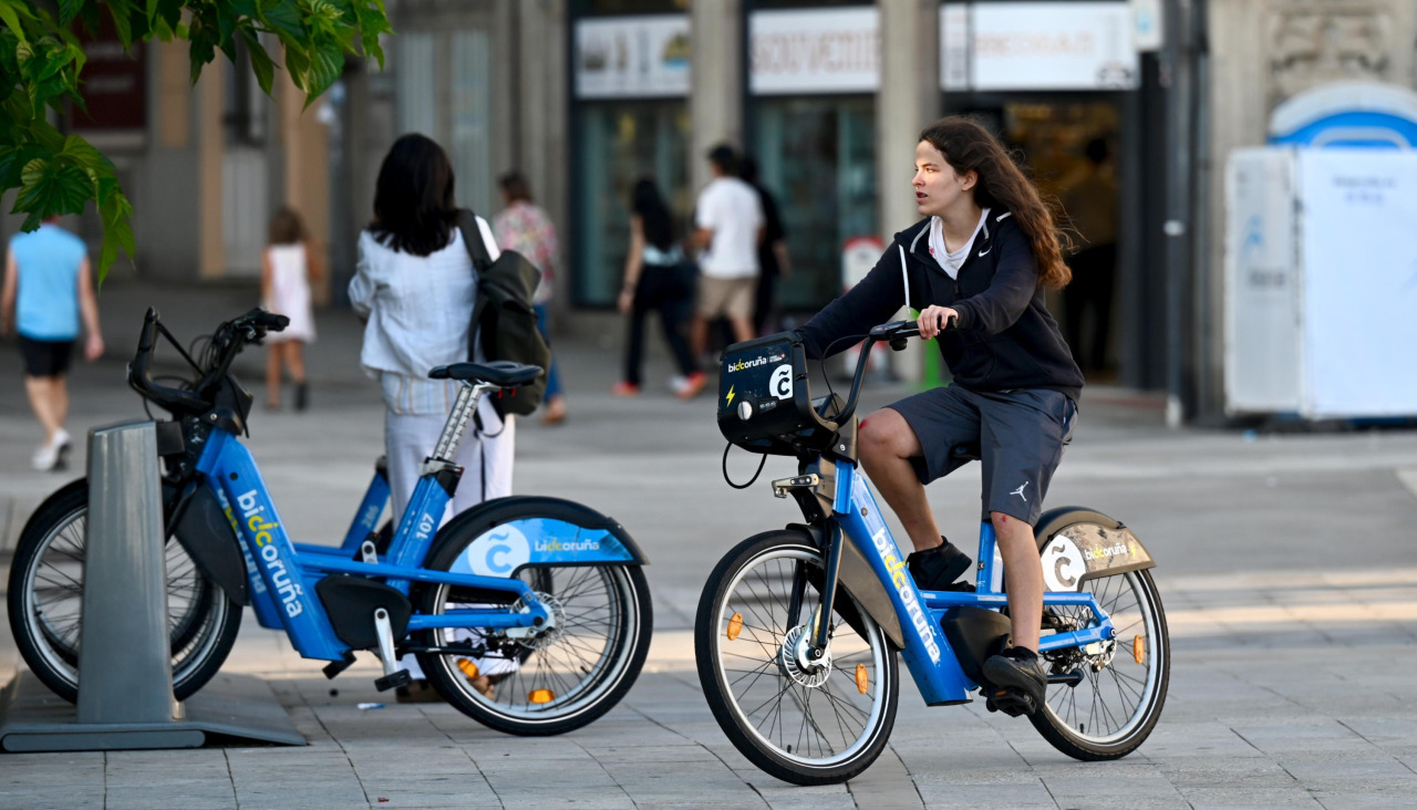Una usuaria de BiciCoruña circula por las calles de la ciudad
