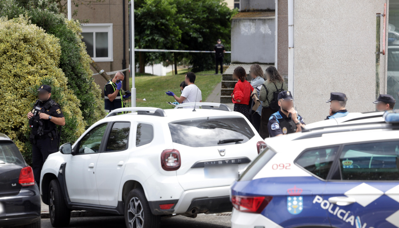 Según las primeras investigaciones, el hombre asesinado en Los Rosales fue apuñalado en el jardín y terminó falleciendo en la acera