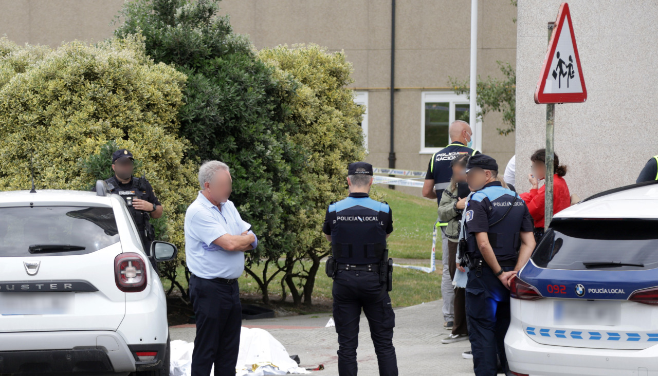 Según las primeras investigaciones, el hombre asesinado en Los Rosales fue apuñalado en el jardín y terminó falleciendo en la acera