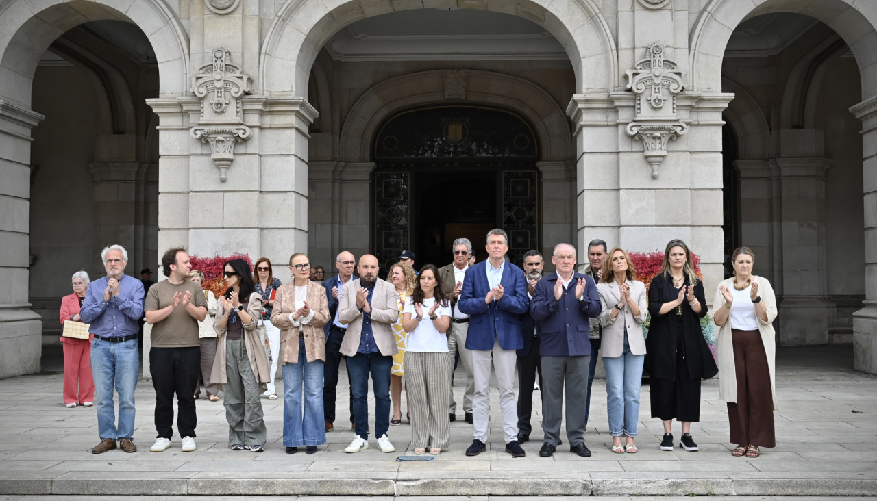 La Corporación municipal celebra un minuto de silencio por el terremoto de Venezuela.jpg