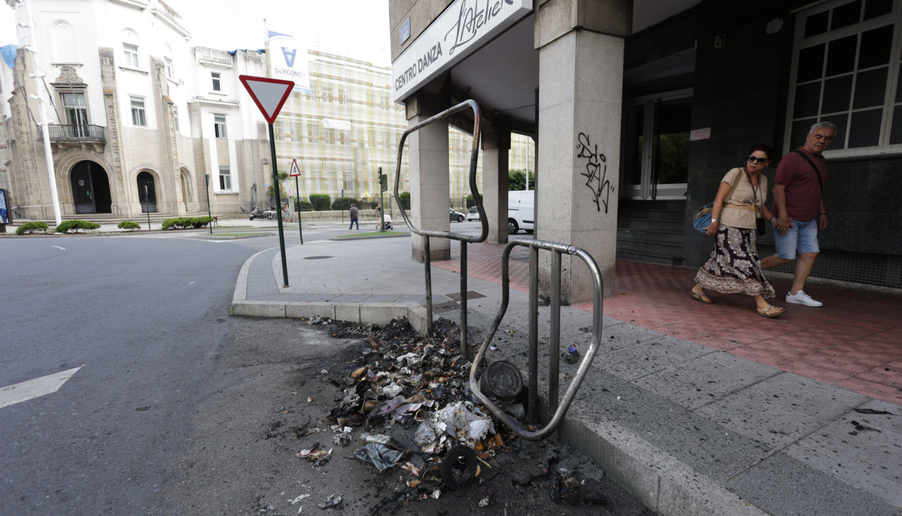 Contenedores quemados en la avenida de Gran Canaria