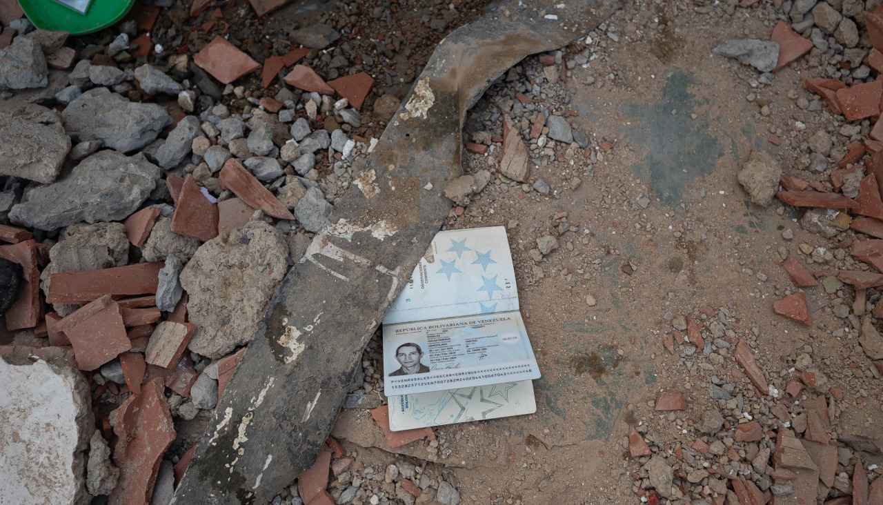 Fotografía que muestra un documento durante las labores de búsqueda de personas desaparecidas en La Guaira