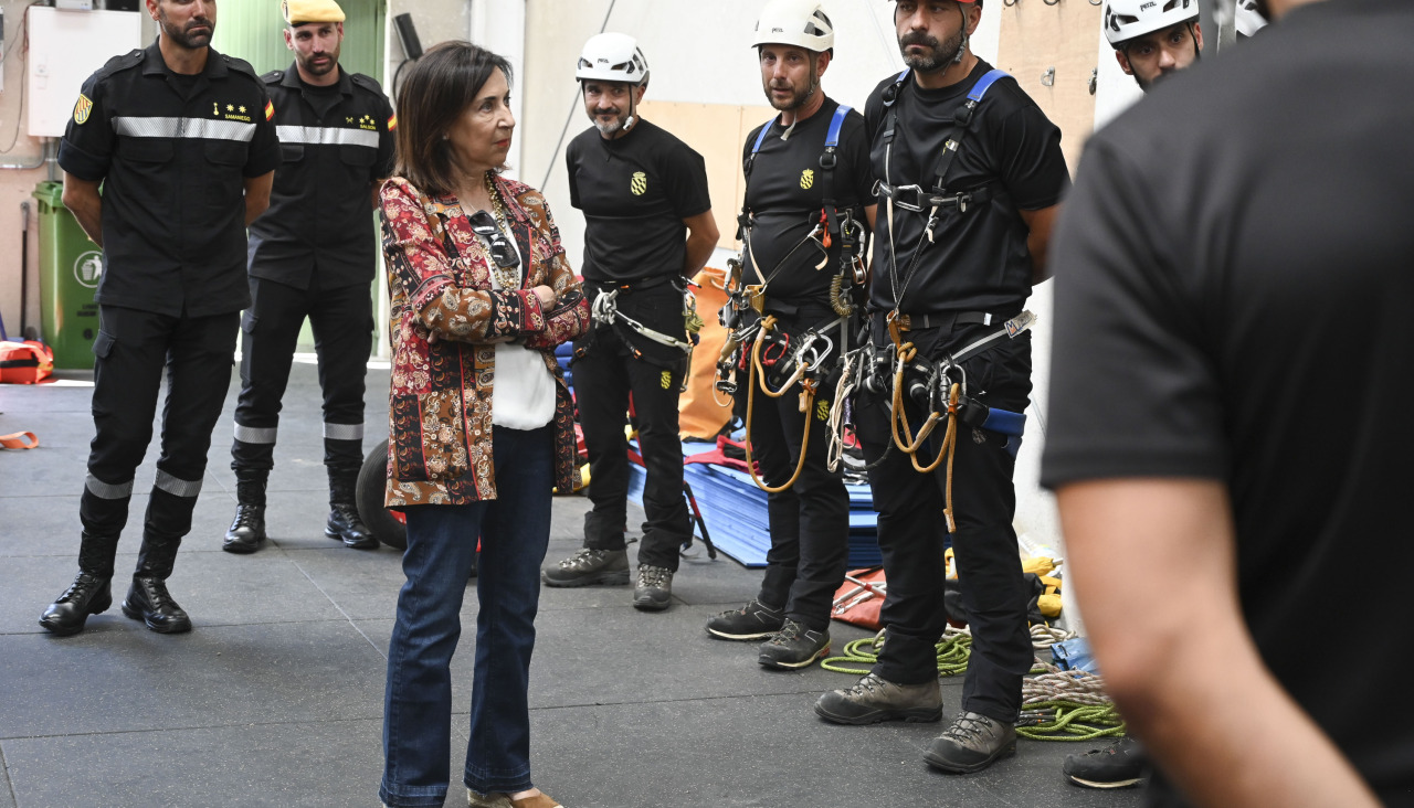 FERRAL DEL BERNESGA (LEÓN), 30/06/2026.- La ministra de Defensa, Margarita Robles, durante su visita el Quinto Batallón de Intervención en Emergencias (BIEM V) y la Unidad de Drones de la UME (UDRUME) este martes en la Base Militar Conde de Gazola en Ferral del Bernesga (León). EFE/J.Casares
