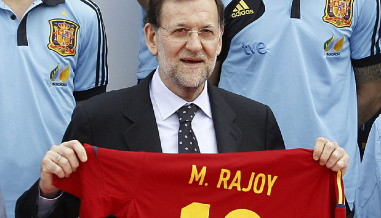 Rajoy, cuando era presidente, con una camiseta de la selección