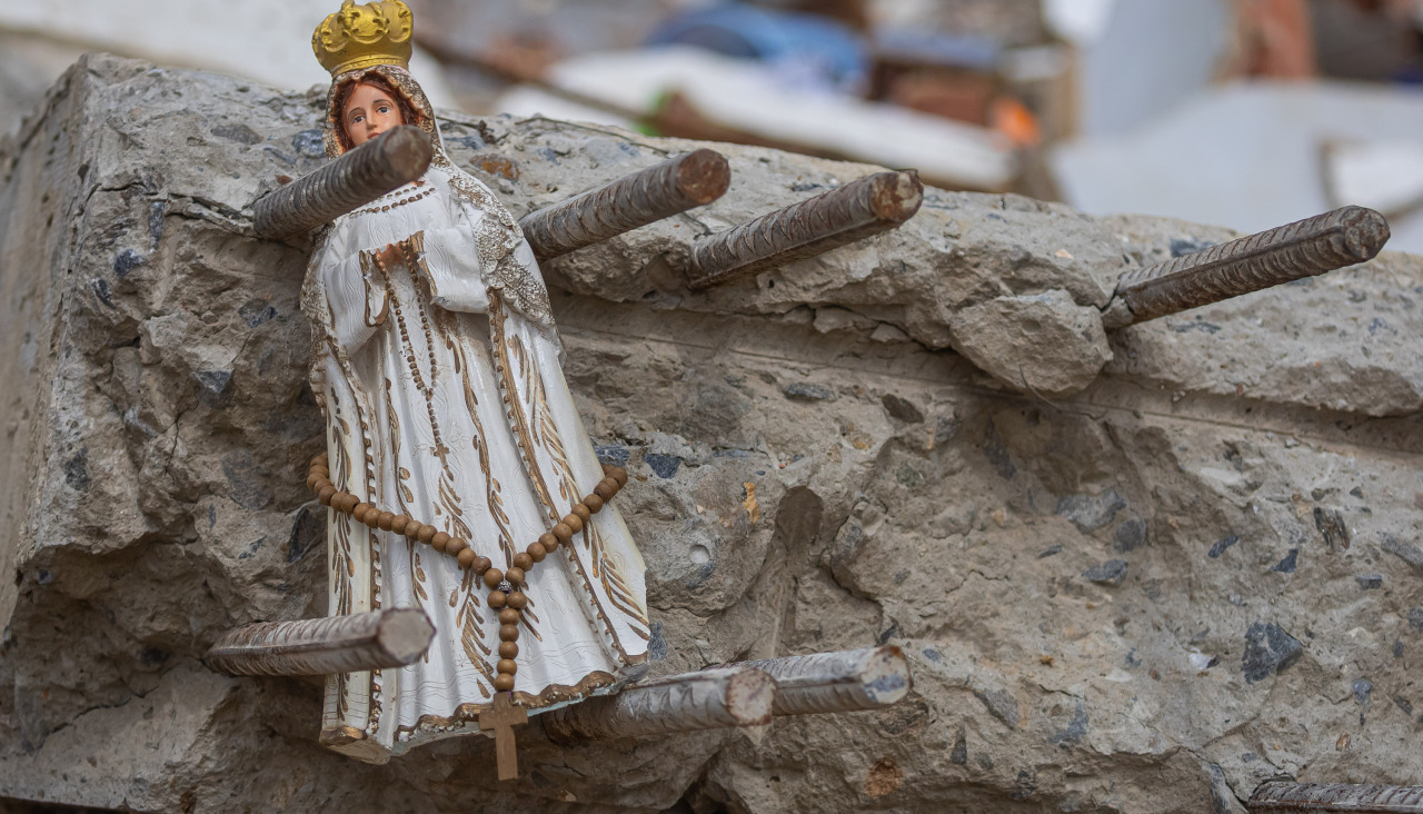 Fotografía que muestra una imagen religiosa entre los escombros de edificios colapsados por terremotos este martes, en La Guaira (Venezuela). EFE/ Miguel Gutiérrez