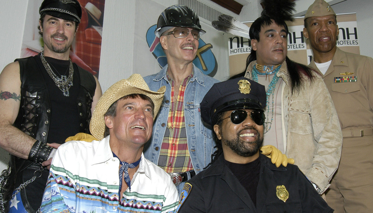 Victor Willis, el policía de Village People, posa con sus compañeros de grupo el pasado 20 de abril de 2004