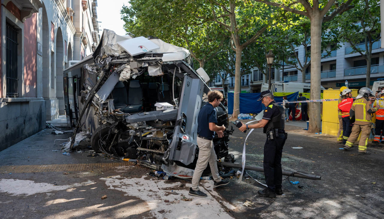 El autocar que ha chocado, la mañana de este miércoles, contra la fachada del número 11 de la Rambla Ferran de Lleida