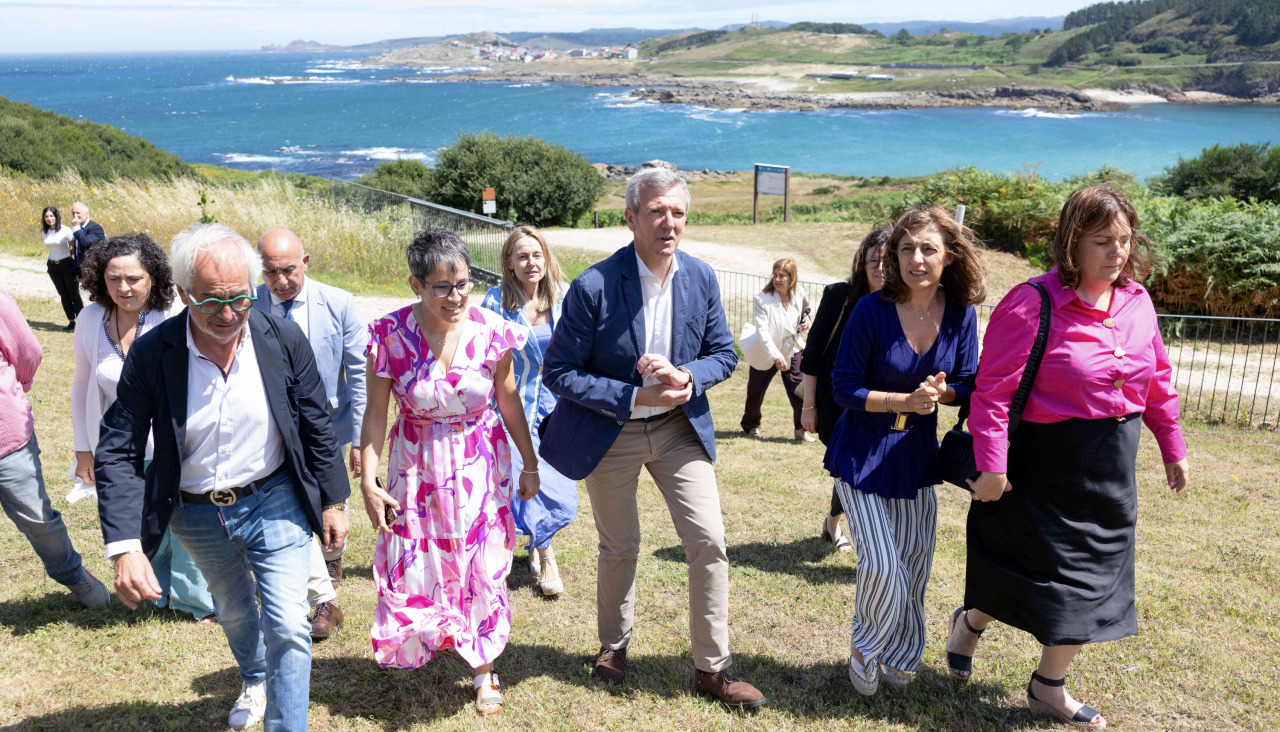 Alfonso Rueda (c) y la conselleira de Medio Ambiente, Ángeles Vázquez (2d), durante el acto 'Un año gestionando nuestro litoral', celebrado este miércoles en el Parador da Costa da Morte