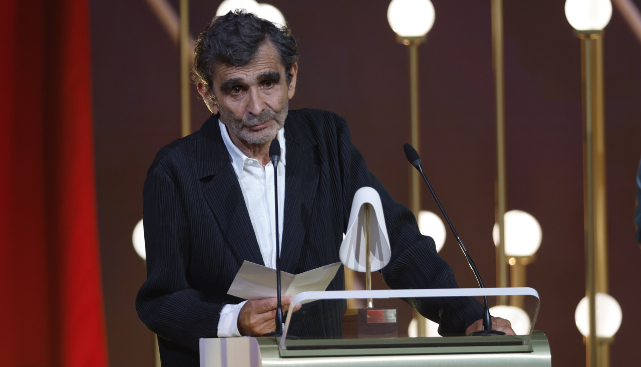 Adolfo Domínguez recibe el premio de Honor, durante la entrega de los III Premios Academia de la Moda Española celebrada este martes en el Gran Teatro Príncipe Pío, en Madrid