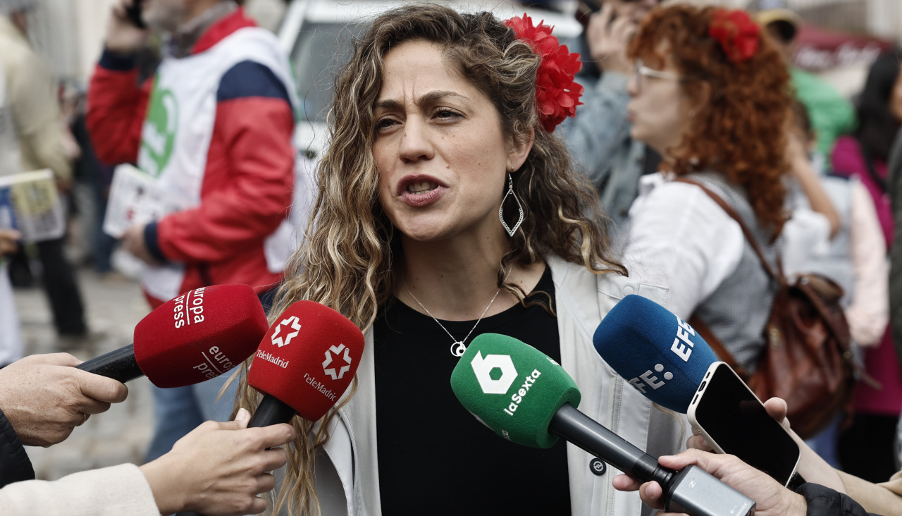 Lara Hernández atiende a los medios de comunicación