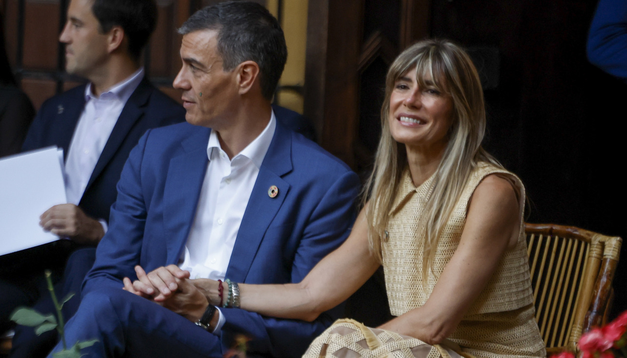 El presidente del Gobierno español, Pedro Sánchez y su mujer, Begoña Gómez durante la cena oficial a los participantes en la IV Conferencia Internacional para el Desarrollo de Sevilla, este lunes en Palacio de las Dueñas. EFE/ JuanJo Martín POOL