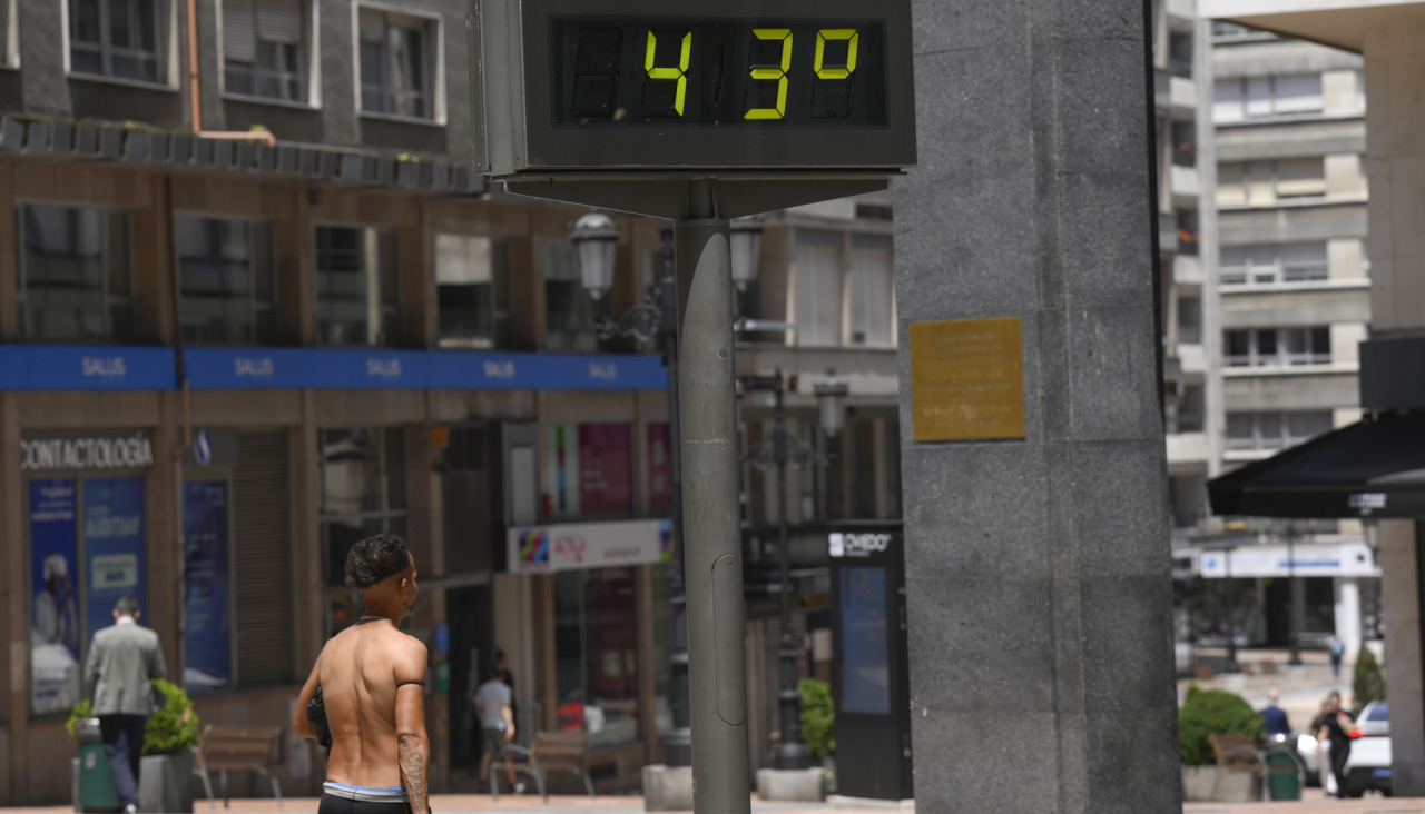 Una persona semidesnuda pasea por el centro de Oviedo