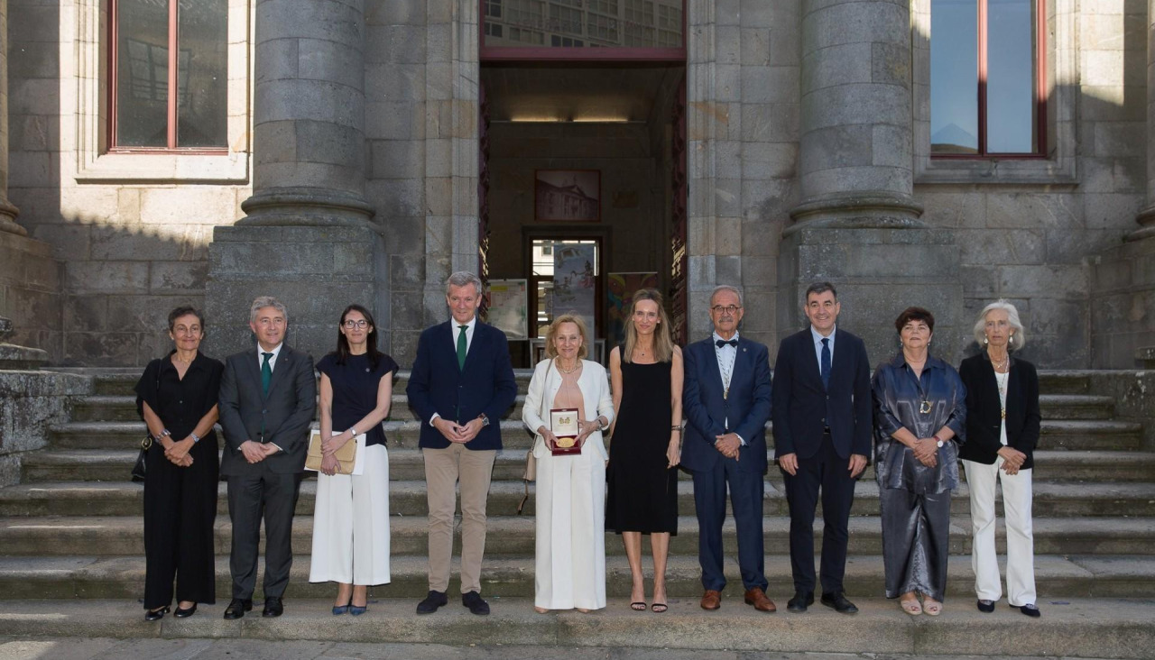 Pilar Romero, en el centro junto a Rueda, ayer, tras recibir el premio